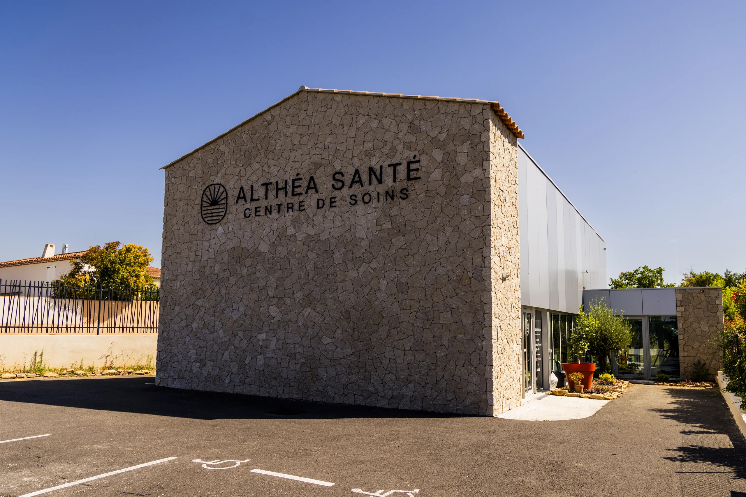 Centre de Soins Althéa — façade vitrée, Saint-Cyr-sur-Mer